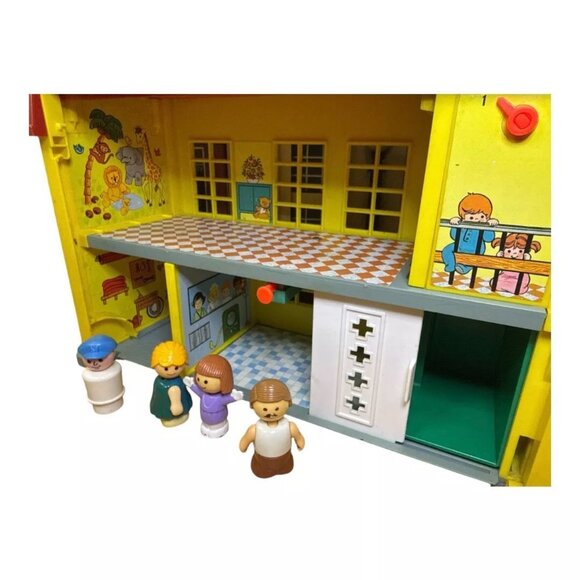 Vintage 1976 Fisher-Price Family Children's Hospital & 4 Little People Figures - Picture 8 of 10